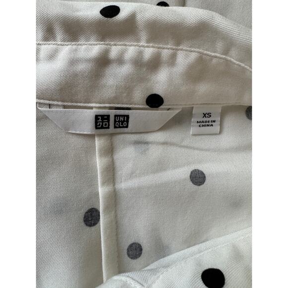 Uniqlo | 100% Rayon White + Black Polka Dot Short Sleeve Button Down | Size XS - Picture 4 of 6